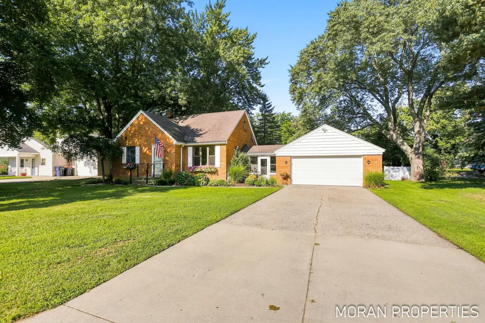 210 Hope Avenue Holland, MI 49423