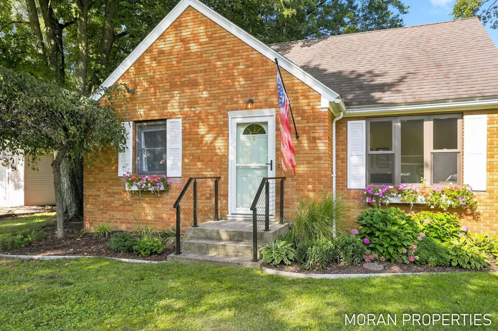 210 Hope Avenue Holland, MI 49423