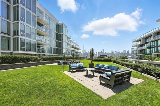 1000 AVENUE AT PORT IMPERIAL Weehawken, NJ 07086