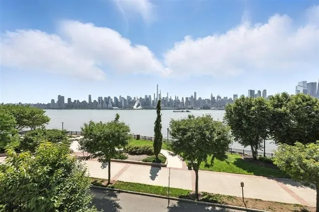 1000 AVENUE AT PORT IMPERIAL Weehawken, NJ 07086