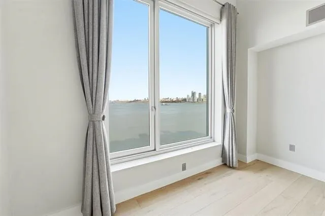 1000 AVENUE AT PORT IMPERIAL Weehawken, NJ 07086