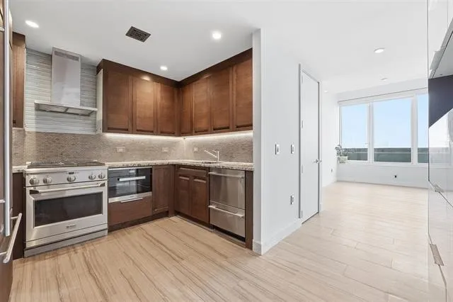 1000 AVENUE AT PORT IMPERIAL Weehawken, NJ 07086