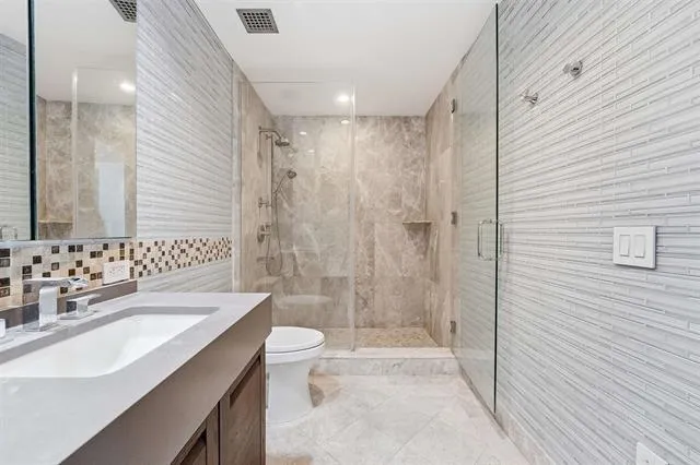1000 AVENUE AT PORT IMPERIAL Weehawken, NJ 07086