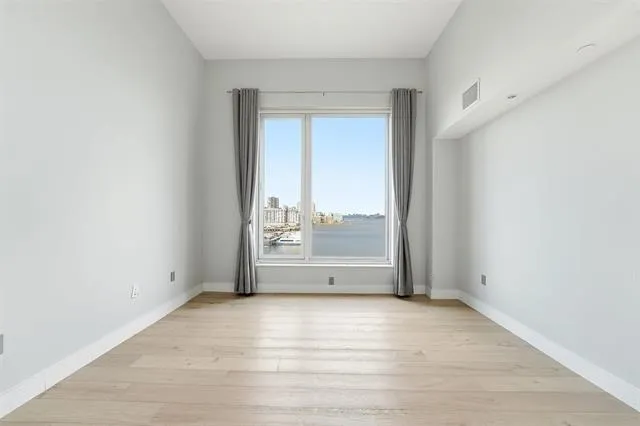 1000 AVENUE AT PORT IMPERIAL Weehawken, NJ 07086