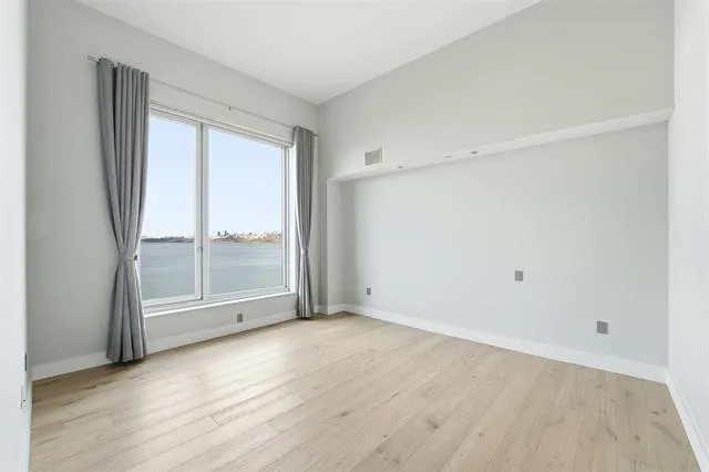1000 AVENUE AT PORT IMPERIAL Weehawken, NJ 07086