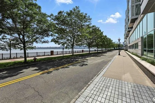 1000 AVENUE AT PORT IMPERIAL Weehawken, NJ 07086