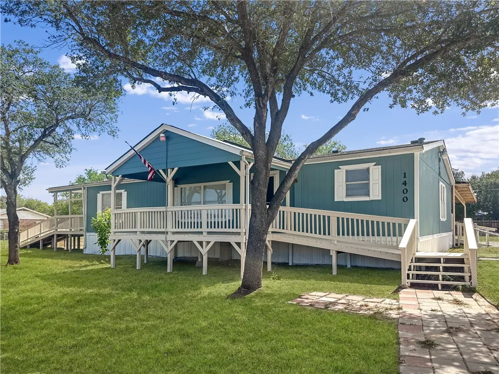 1400 Jim Gooch Avenue Three Rivers, TX 78071