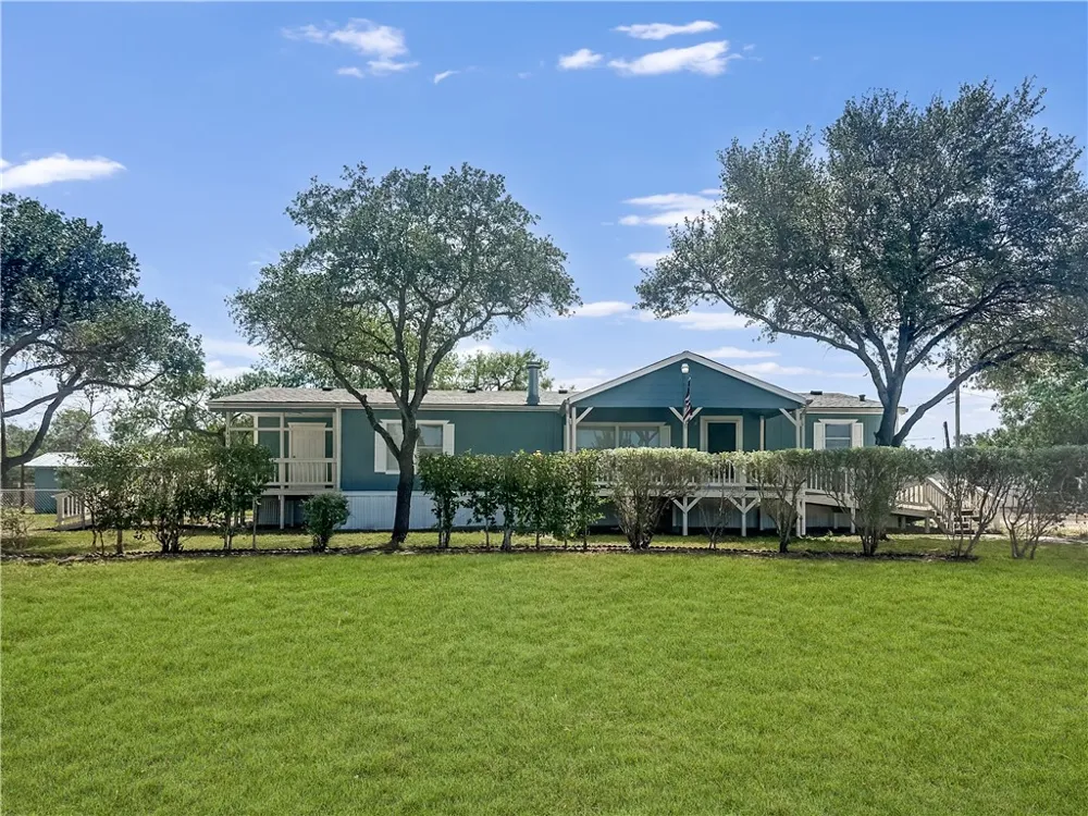 1400 Jim Gooch Avenue Three Rivers, TX 78071