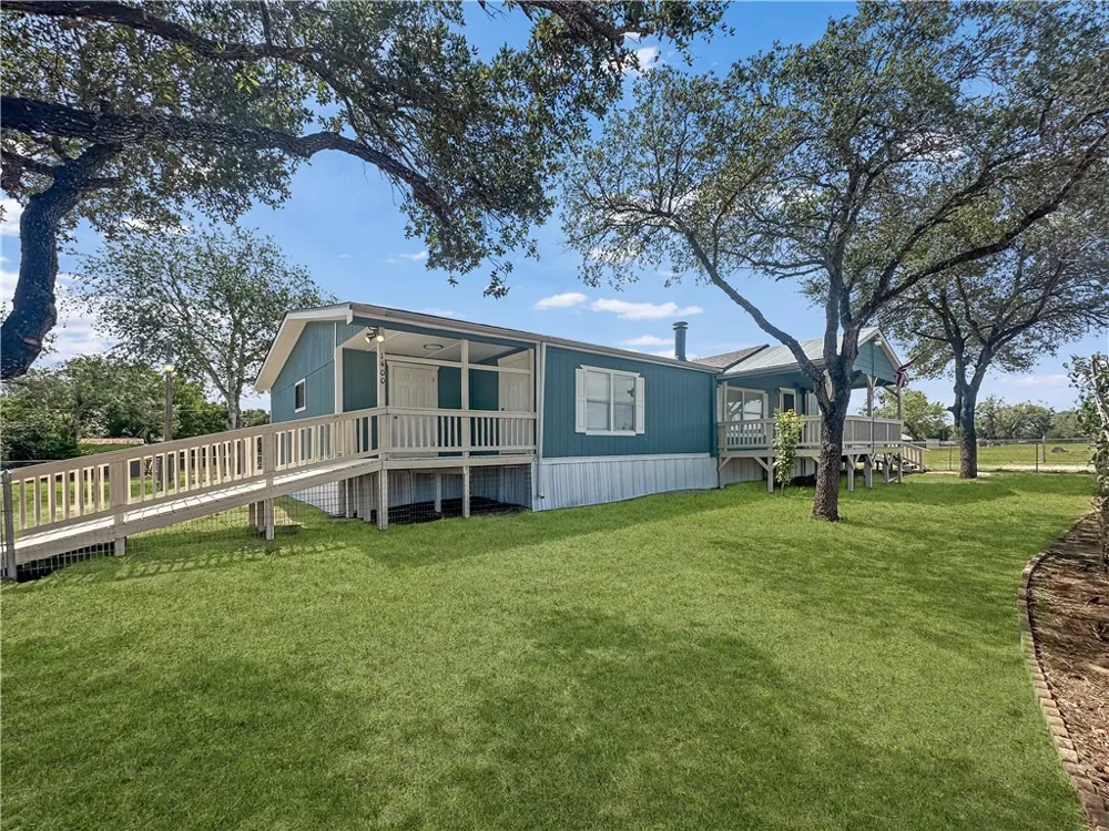 1400 Jim Gooch Avenue Three Rivers, TX 78071