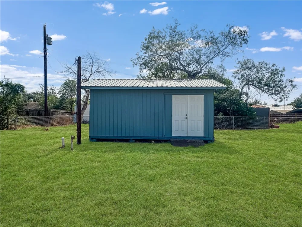 1400 Jim Gooch Avenue Three Rivers, TX 78071