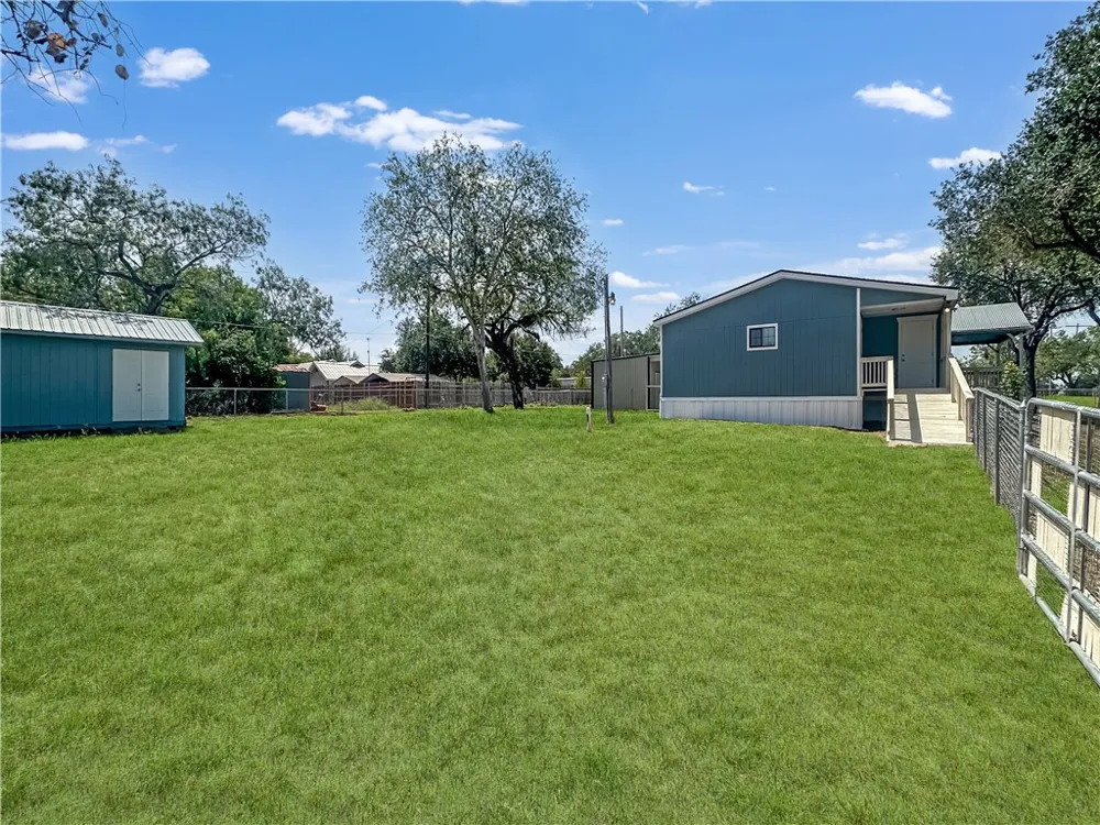 1400 Jim Gooch Avenue Three Rivers, TX 78071