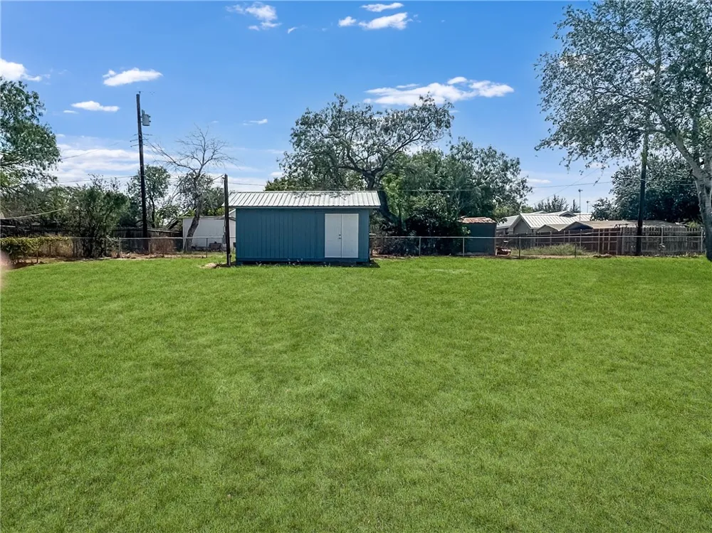 1400 Jim Gooch Avenue Three Rivers, TX 78071