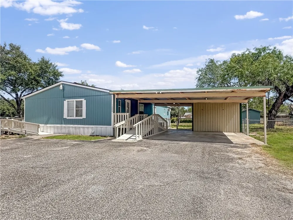 1400 Jim Gooch Avenue Three Rivers, TX 78071