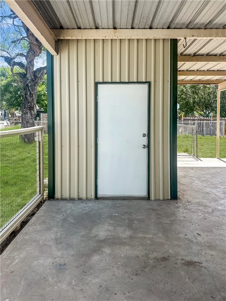 1400 Jim Gooch Avenue Three Rivers, TX 78071