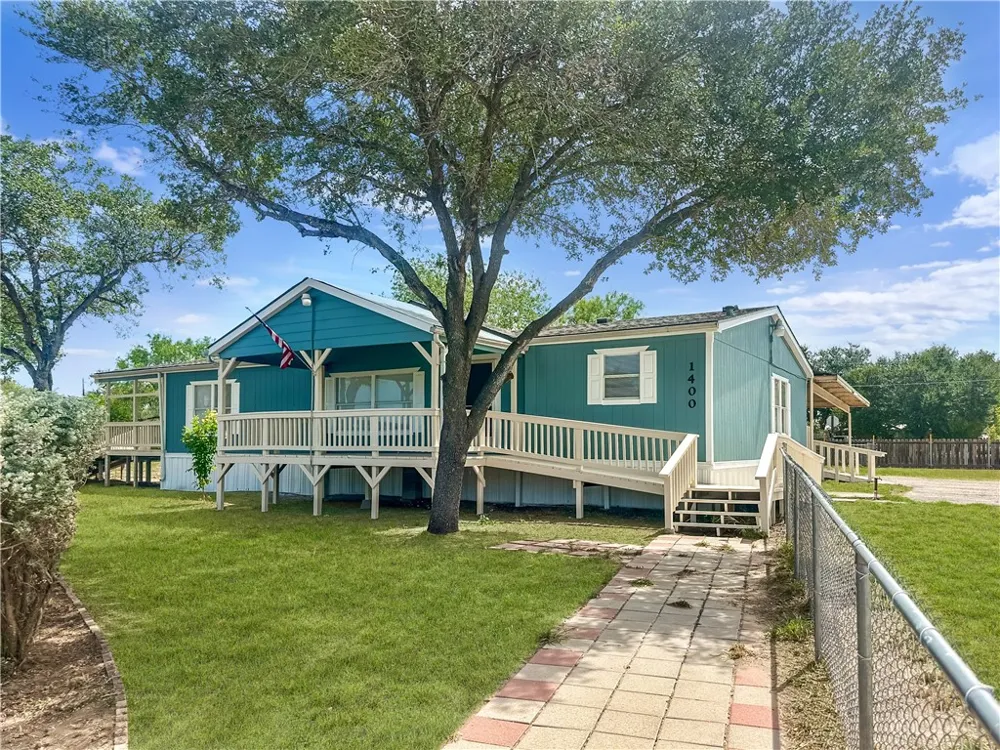 1400 Jim Gooch Avenue Three Rivers, TX 78071