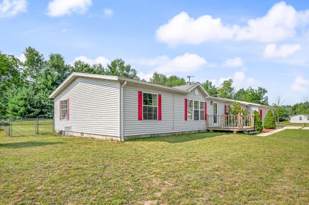 9041 7 Mile Road Evart, MI 49631