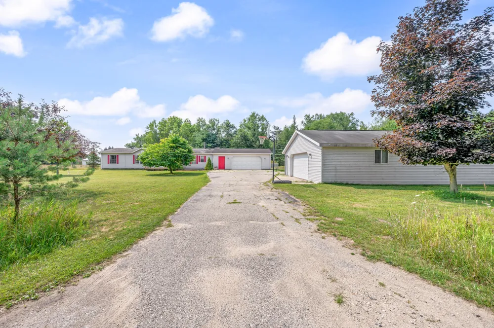 9041 7 Mile Road Evart, MI 49631