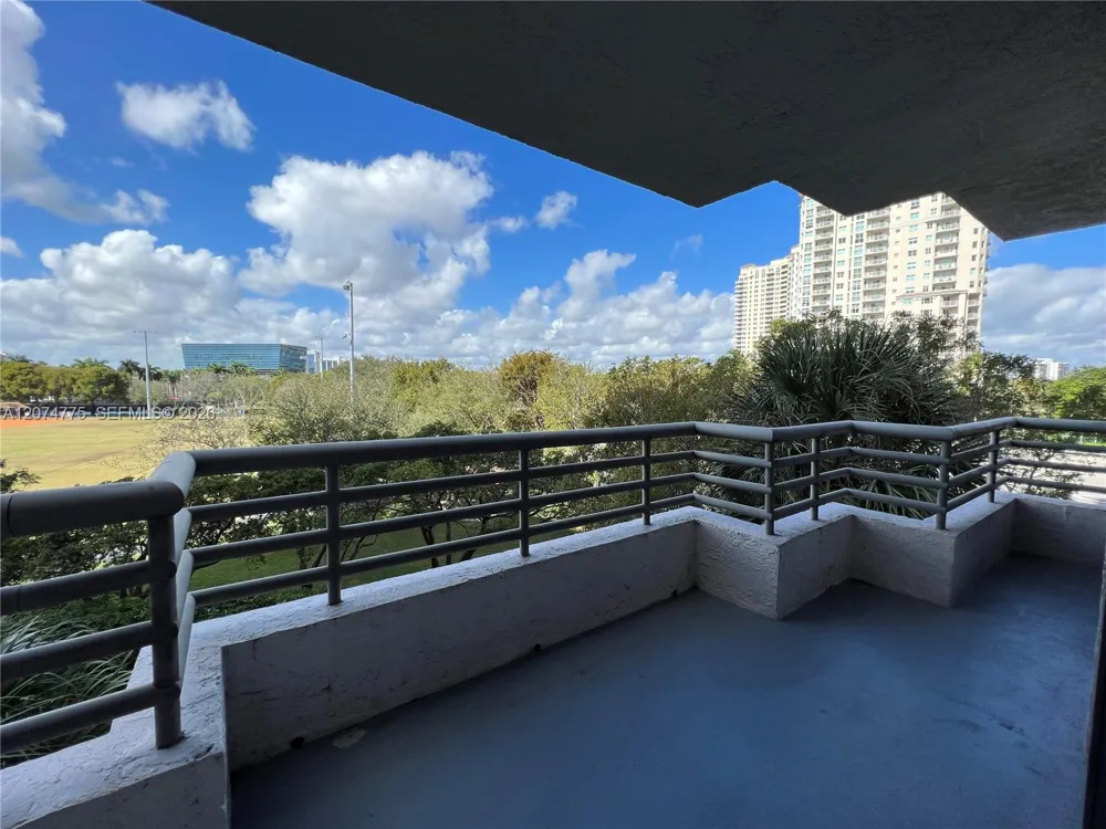 3300 NE 191st St #406 Aventura, FL 33180