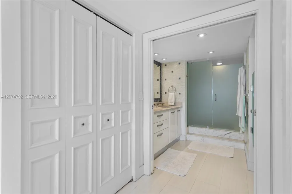199 Ocean Lane Dr #902 Key Biscayne, FL 33149