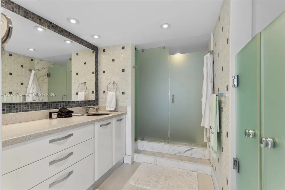 199 Ocean Lane Dr #902 Key Biscayne, FL 33149