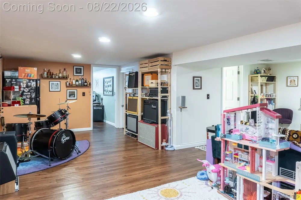 250 Wallace Drive Saline City, MI 48176