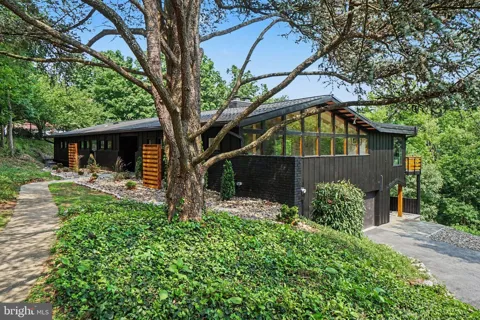 725 VISTA DRIVE