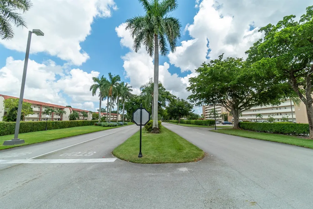 9420 S Hollybrook Lake Drive #304 Pembroke Pines, FL 33025