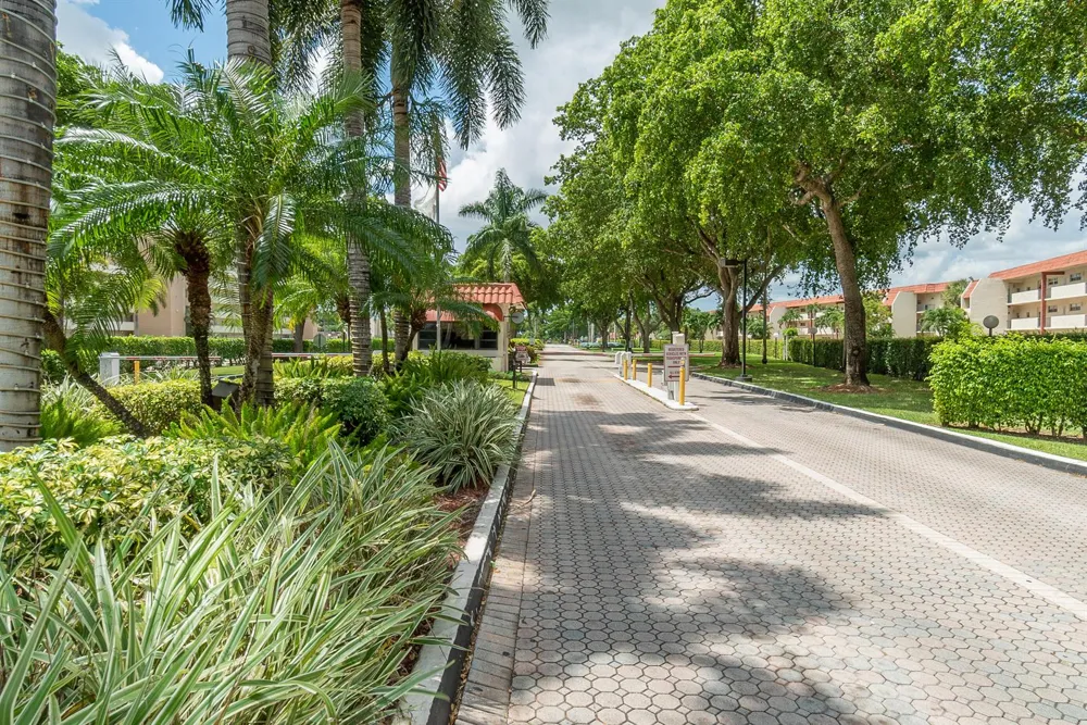 9420 S Hollybrook Lake Drive #304 Pembroke Pines, FL 33025