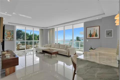 4201 Collins Ave #401