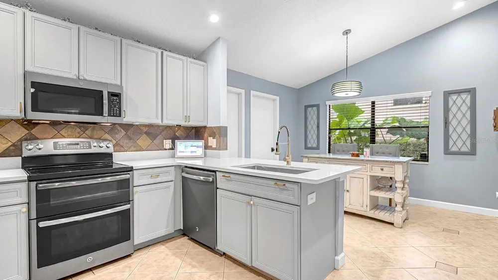 837 TOWERING OAK WAY Apopka, FL 32712