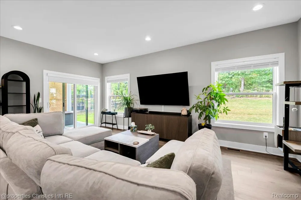 7934 Jordan Drive Waterford Charter Township, MI 48327
