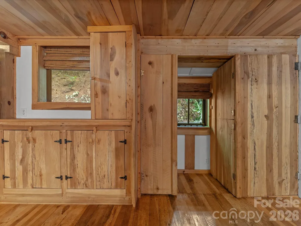 1051 Frost Road Saluda, NC 28773