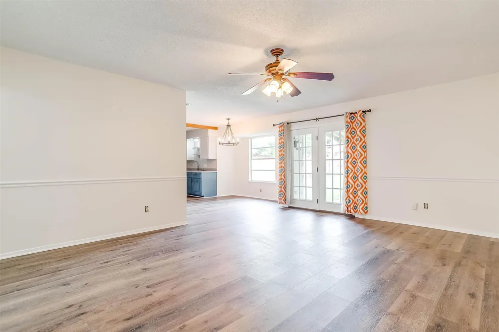 828 Lynne Lane Burleson, TX 76028