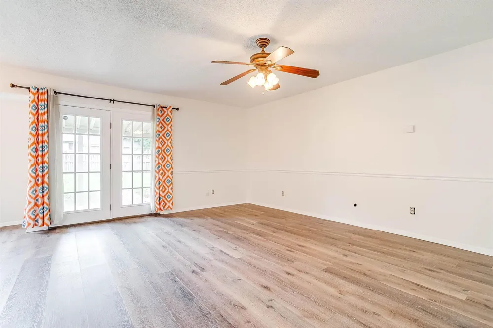 828 Lynne Lane Burleson, TX 76028
