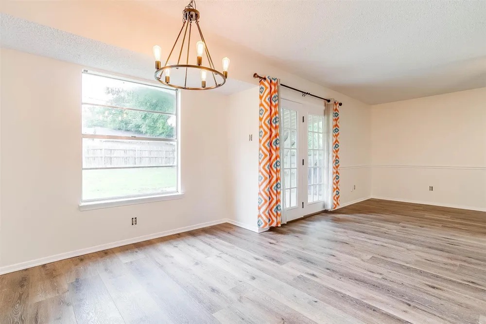 828 Lynne Lane Burleson, TX 76028