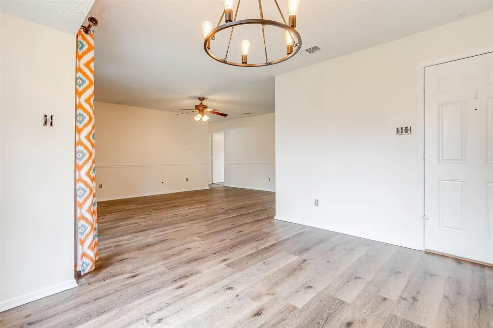 828 Lynne Lane Burleson, TX 76028