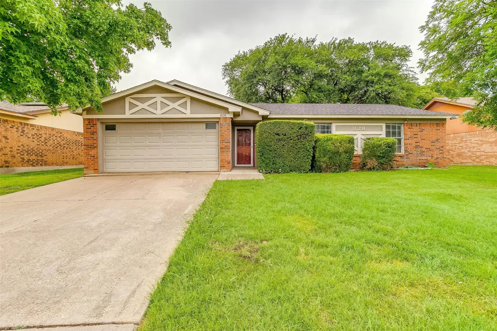 828 Lynne Lane Burleson, TX 76028