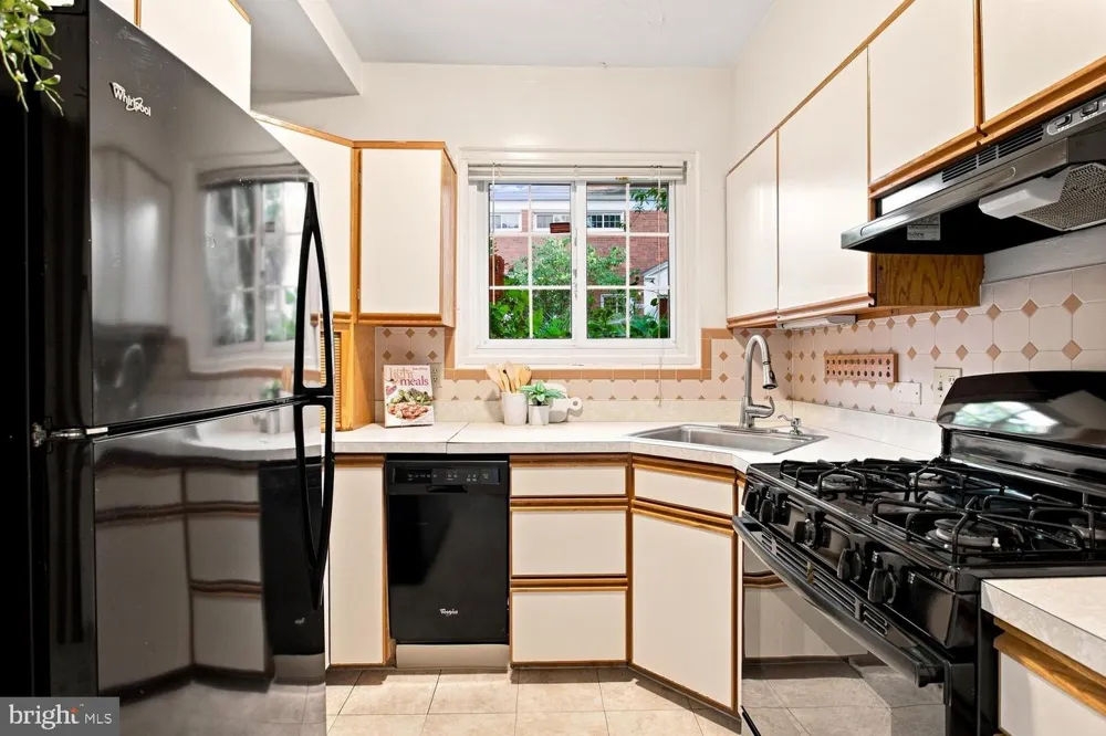 3410 GUNSTON ROAD Alexandria, VA 22302