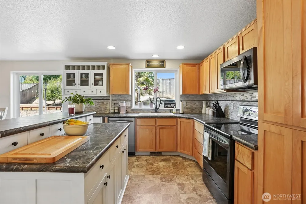 1601 E 4th Way La Center, WA 98629