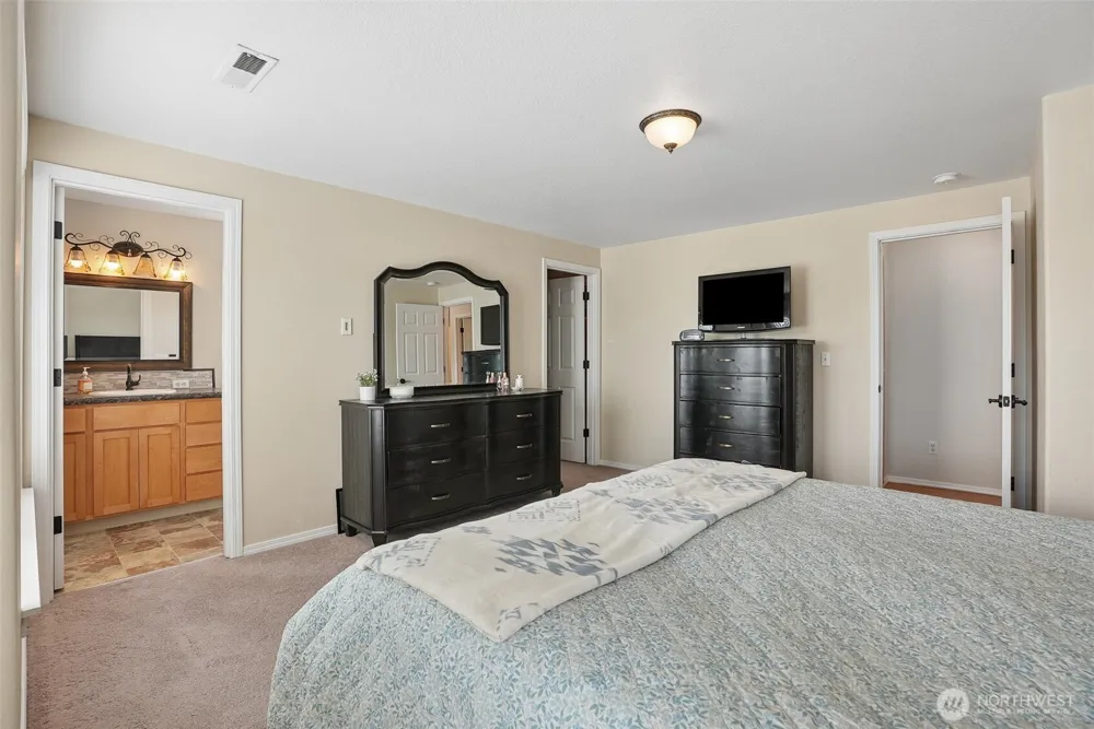 1601 E 4th Way La Center, WA 98629