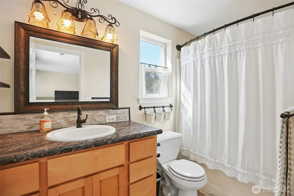 1601 E 4th Way La Center, WA 98629