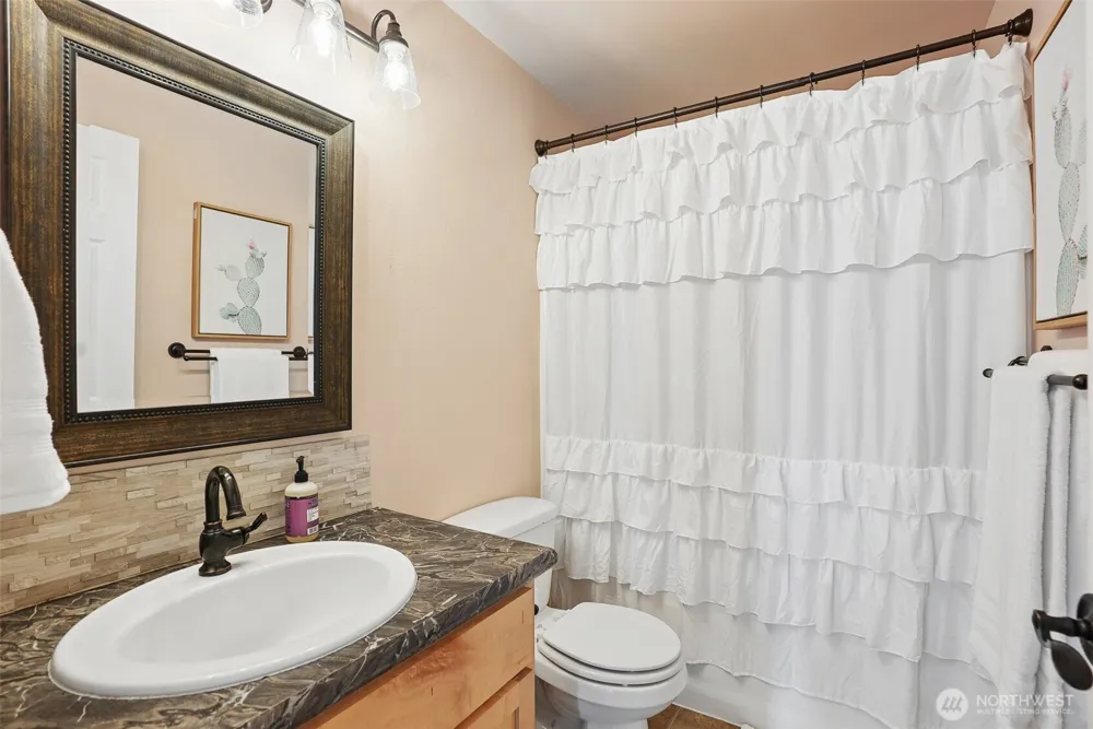 1601 E 4th Way La Center, WA 98629