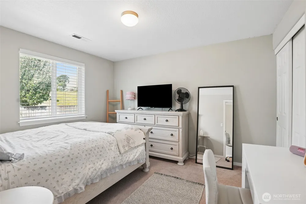 1601 E 4th Way La Center, WA 98629