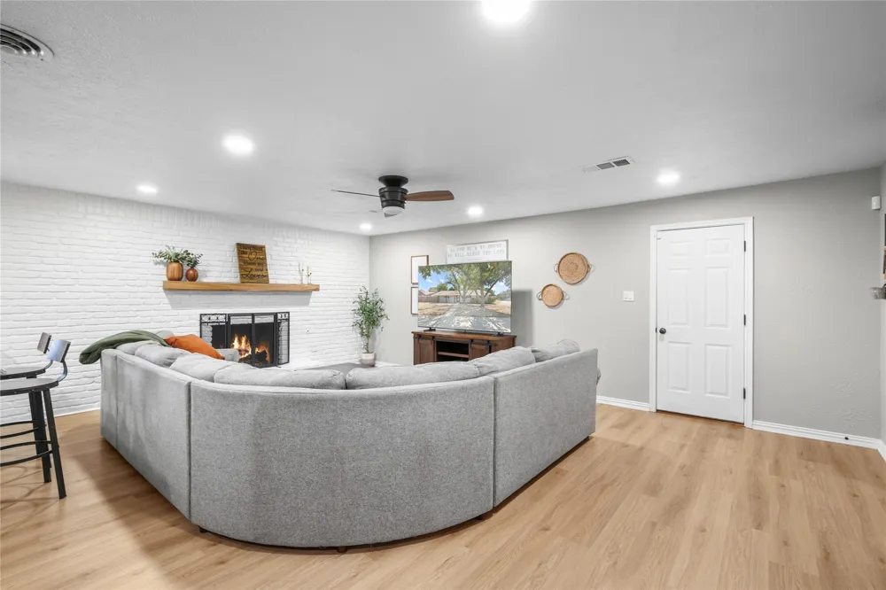 213 Wilshire Drive Euless, TX 76040