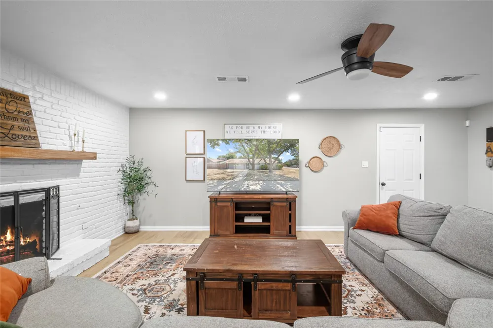 213 Wilshire Drive Euless, TX 76040