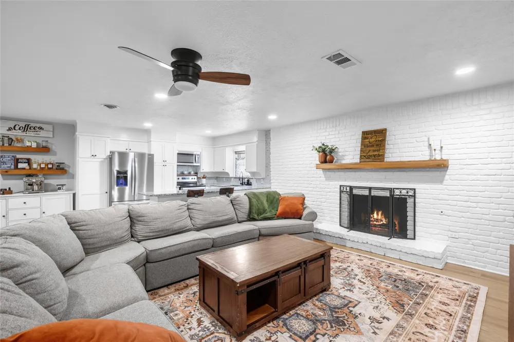 213 Wilshire Drive Euless, TX 76040