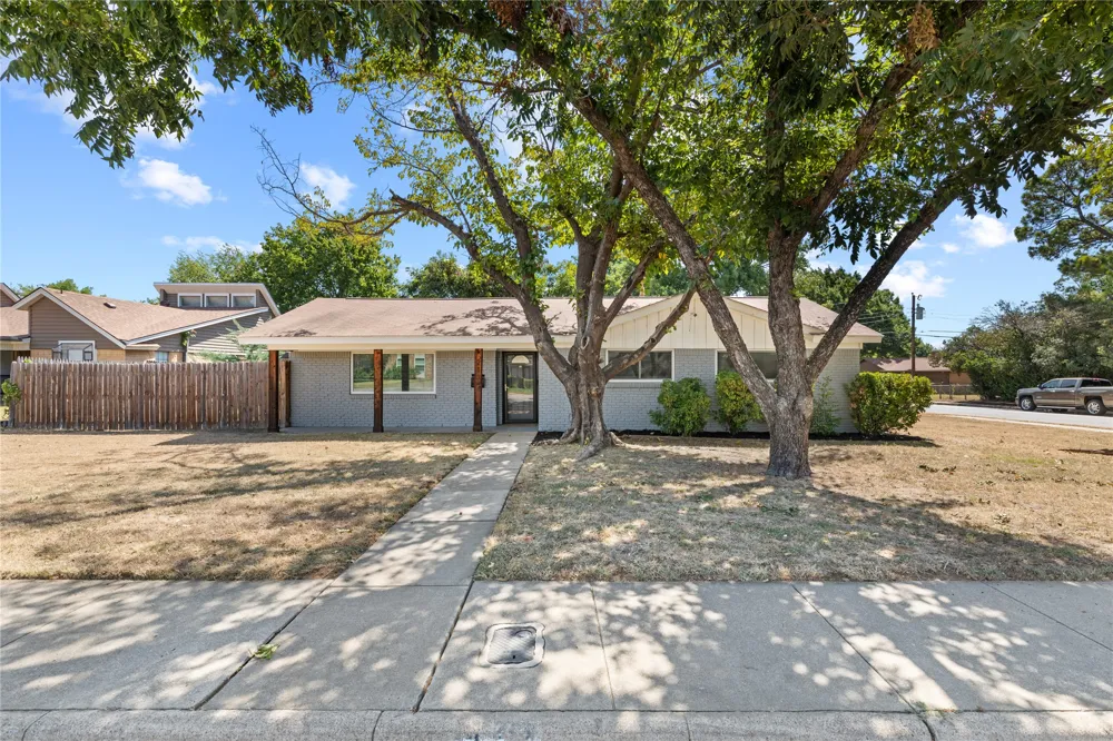 213 Wilshire Drive Euless, TX 76040