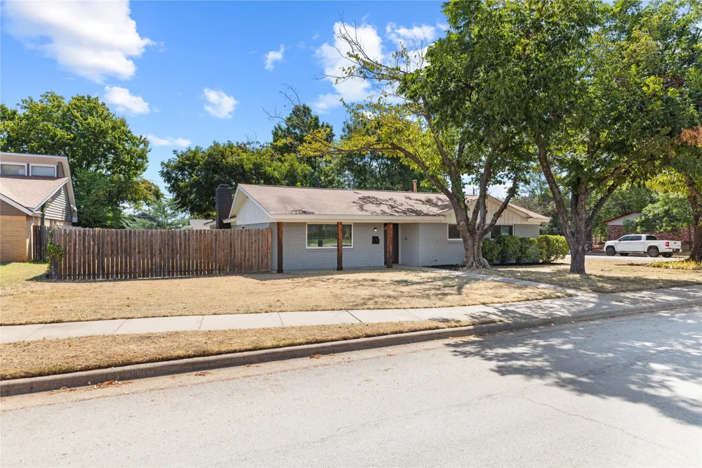 213 Wilshire Drive Euless, TX 76040
