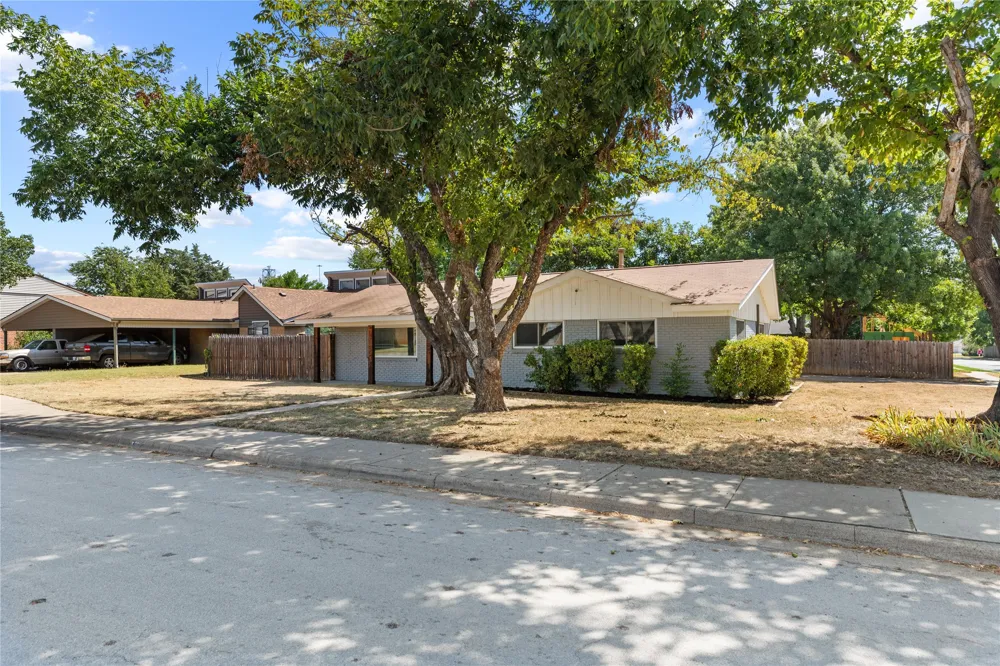 213 Wilshire Drive Euless, TX 76040