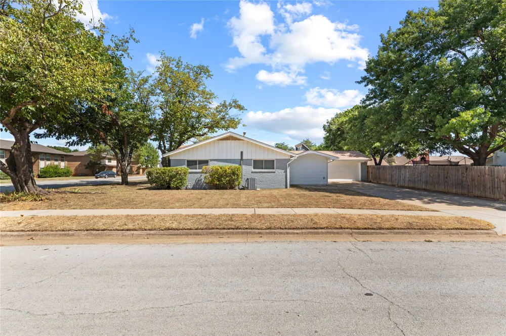 213 Wilshire Drive Euless, TX 76040